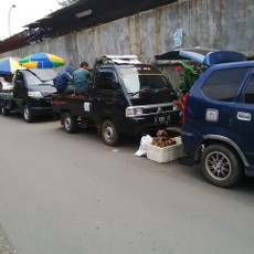 Pedagang Akik Bermobil Ramai di Rawa Bening Saat Akhir Pekan
