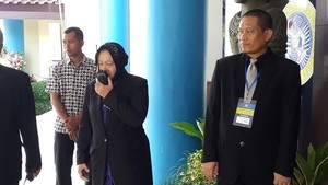 Risma Pantau Aksi Bonek Protes PSSI Lewat HT