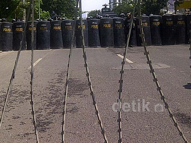 Barikade Polisi dan Kawat Berduri 'Halau' Ribuan Bonek