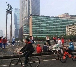 Tak Ada CFD, Puluhan Orang Tetap Berolahraga di Bundaran HI