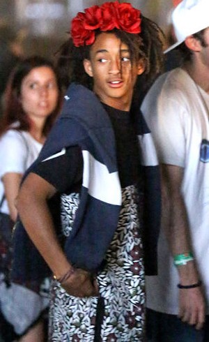 Putra Will Smith Pakai Rok dan Mahkota Bunga Saat Datang ke Acara Musik