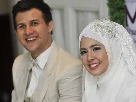 Risty dan Stuart Tunda Bulan Madu ke Tanah Suci