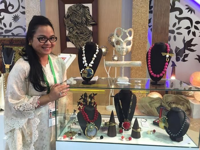 Wanita Ini Jual Cincin Hingga Kalung Batu Berharga Jutaan Rupiah di KAA
