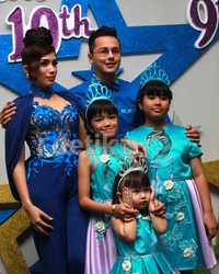 Andhika dan Ussy bersama tiga putri mereka, Syafa Al Zahra, Nur Amalia dan Shakeela Eleanor Ameera. Pool/Gusmun/detikFoto.
