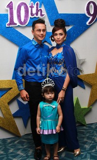 Senyum bahagia dari Andhika dan Ussy tak bisa disembunyikan di sepanjang acara tersebut. Pool/Gusmun/detikFoto.