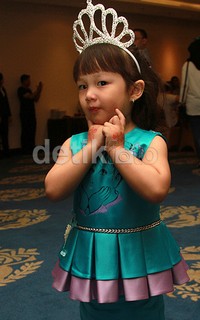 Gaya putri Andhika dan Ussy Sulistyawati, Shakeela Eleanor Ameera. Pool/Gusmun/detikFoto.