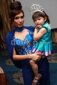 Shakeela tampak menggemaskan saat digendong Ussy. Pool/Gusmun/detikFoto.