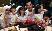 Keluarga Irfan Hakim juga turut hadir. Pool/Gusmun/detikFoto.