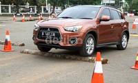 Uji kehandalan Outlander Sport dan Delica dilakukan di area parkir, Pacuan Kuda, Pulomas, Jakarta Timur, Sabtu (18/4/2015). Istimewa/Mitsubishi.