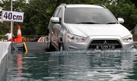 Outlander Sport diuji kehandalannya melewati jalanan yang tergenang air.
