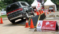 Mitsubishi Delica diuji kehandalannya melewati jalanan miring. Istimewa/Mitsubishi.