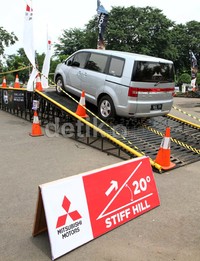 Mitsubishi Delica melintasi sejumlah rintangan dalam uji coba yang digelar di area parkir, Pacuan Kuda, Pulomas, Jakarta Timur. Istimewa/Mitsubishi.