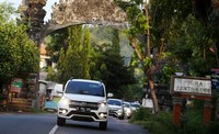 Mobil Terios melaju di bagian utara Pulau Bali tepatnya di jalan Singaraja Gilimanuk, dekat Pura Kerta Kawat. Istimewa/PT Astra Daihatsu Motor