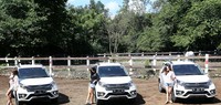3 Model berpose dengan Daihatsu Terios di sebuah istal di Menjangan Resort, Bali, Jumat (17 April 2015). Istimewa/PT Astra Daihatsu Motor
