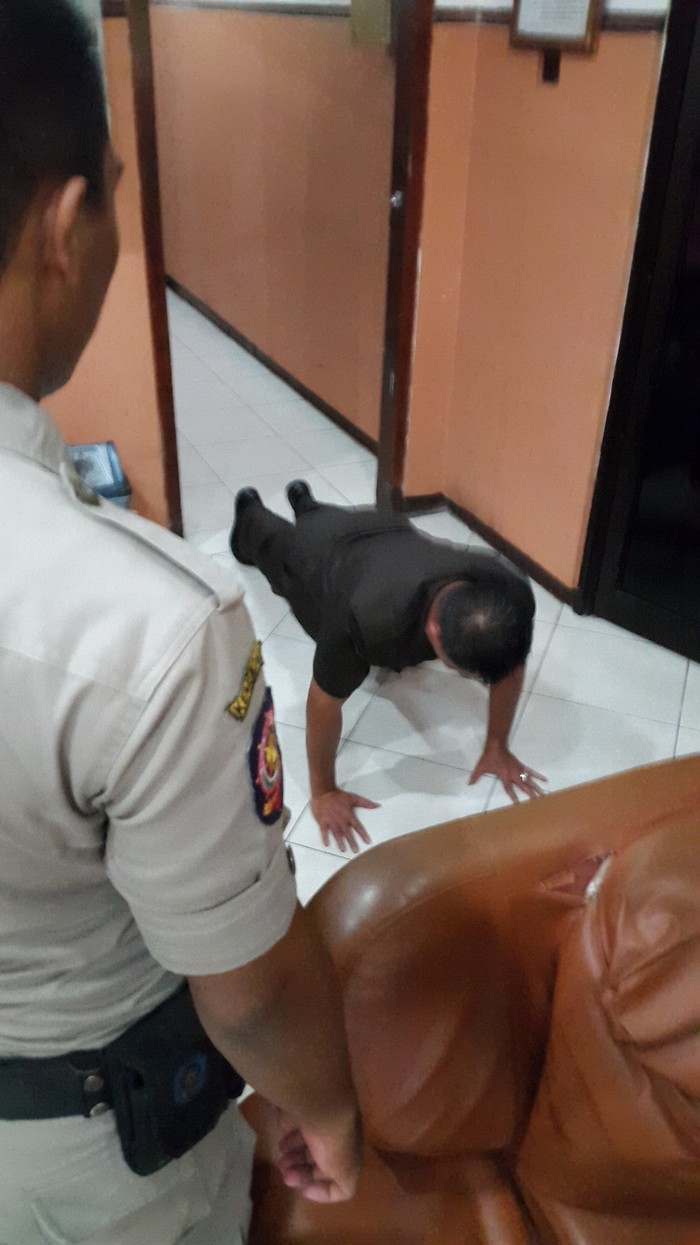 Kepala Satpol ini Rela Push Up Ditonton Anak Buah