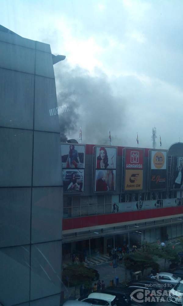 Penampakan Asap Hitam yang Keluar dari Ledakan di Pondok Indah Mall