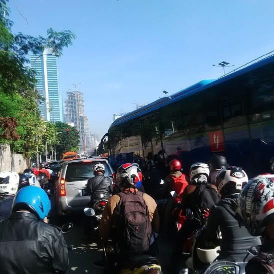 Ada Peringatan KAA, Begini Penampakan Perempatan Kuningan-Mampang Pagi Ini