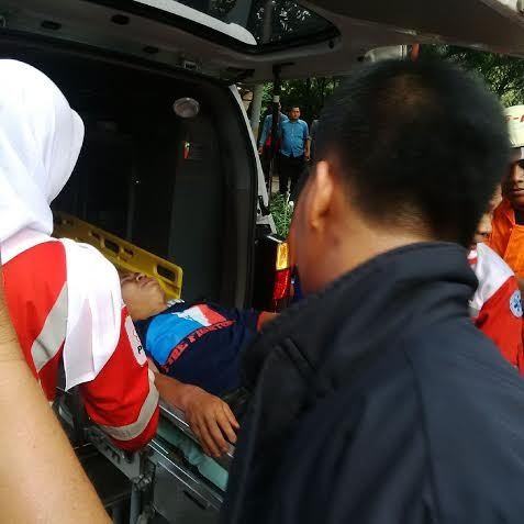 Pria Nyemplung di Gorong-gorong di Depan DPRD DKI