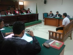 Abdur Rouf Didakwa Jadi Perantara Duit Suap Rp 1,9 M ke Fuad Amin