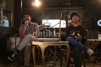 Keduanya ajak para penonton untuk mengobrol santai dengan tema 'Vinyl, Benda Koleksi atau Tren Hipster' yang menceritakan awal dari keberadaan vinyl.