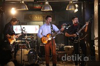 Usai ngobrol santai tentang vinyl, The Banery membuka penampilannya lewat lagu 'Salam Dasi Kupu-kupu'.