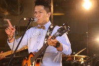 Dilanjutkan dengan 'Ku Tak Peduli', 'Janji Pasti', dan 'Cemburuisme'.