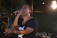 Setelah The Banery, kini giliran Bonita and the hus BAND yang mengambil alih panggung.
