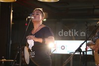 Bonita yang mengenakan kaus bertuliskan Tulus itu membuka penampilannya dengan lagu 'Mellow', 'Do What You Gotta Do', 'Ari', dan 'Ain't Gonna Fall'.