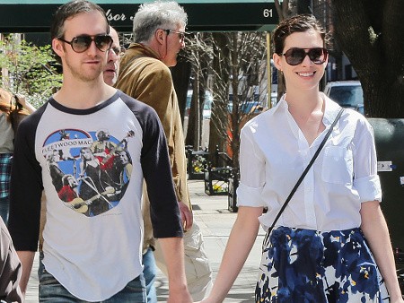Anne Hathaway Dikabarkan Segera Adopsi Anak