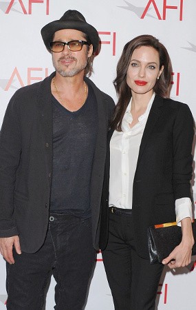Angelina Jolie dan Brad Pitt Segera Adopsi Anak Dari Suriah