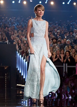 Penampilan High Fashion Taylor Swift di AMC Awards 2015
