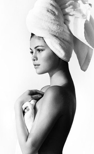 Selena Gomez Tampil Seksi dengan Handuk Untuk Fotografer Mario Testino