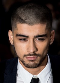 Ini penampilan Zayn Malik berkepala pelontos yang sukses mencuri perhatian. Ian Gavan/Getty Images/detikFoto.