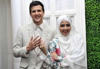 Risty Tagor dan Stuart Collin akhirnya resmi menjadi suami-istri pada Minggu (19/4). Pool/Noel/detikFoto.