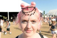 Stiker metalik yang ditempel di wajah menjadi tren di Festival Coachella. Matt Cowan/Getty Images for Coachella/detikFoto.