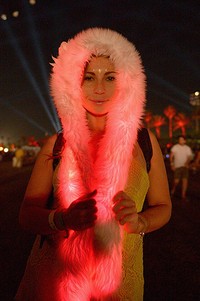 Perempuan ini mengenakan topi bulu glow in the dark. Matt Cowan/Getty Images for Coachella/detikFoto.