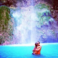 Nikita Mirzani tampak topless saat ciuman dengan pacar barunya di air terjun,  Palawan, Filipina. (Instagram/Nikita Mirzani)