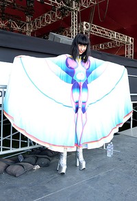 Penyanyi Kimbra tampil nyentrik dengan kostumnya. Matt Cowan/Getty Images for Coachella/detikFoto.