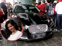 Jaguar hitam Dewi Persik mejeng di Gedung Trans TV. detikHOT.