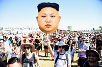 Seorang musicgoers membawa gambar wajah pemimpin Korea Utara, Kim Jong Un. Frazer Harrison/Getty Images for Coachella/detikFoto.
