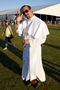 Seorang pria berpakaian seperti pastur juga menikmati festival musik tersebut. Frazer Harrison/Getty Images for Coachella/detikFoto.