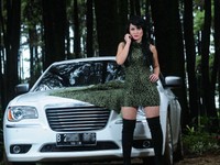 Penyanyi Sisca Dewi juga punya Chrysler 300C seperti Amy Qanita. detikHOT.