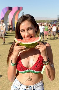Nyam... Musicgoers tampak menyantap semangka. Matt Cowan/Getty Images for Coachella/detikFoto.