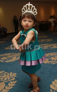 Mahkota di kepalanya membuat Chibul terlihat semakin imut. Pool/Gus Mun/detikFoto.