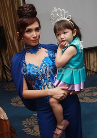 Chibul tak lepas dari sang ibu. Pool/Gus Mun/detikFoto.