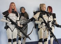 Para Stormtrooper cantik ini memang melepas helm mereka, namun tidak untuk senjatanya.