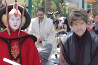 Penggemar yang memakai kostum karakter Palme dan Anakin Skywalker.