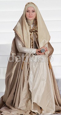 Ia terlihat glamor mengenakan hijab dan busana bernuansa coklat, krem dan emas. Pool/Gus Mun/detikFoto.