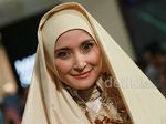 Glamor Berhijab ala Inneke Koesherawati