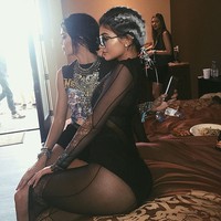 Kyle yang berpose bersama Kendall itu mengepang rambutnya yang diwarnai menjadi abu-abu. (Instagram/Kylie Jenner)